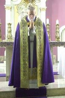 capa pluvial missa sacerdote missa padre franciscano igreja catolica canto da paz vestes liturgicas